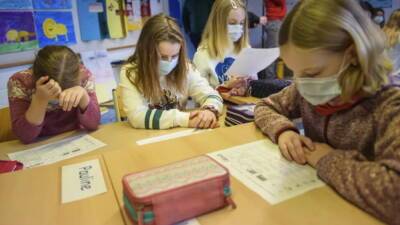 Хорошие новости для школьников: в Гессене отменят правило на обязательное ношение масок на уроках - germania.one - Германия