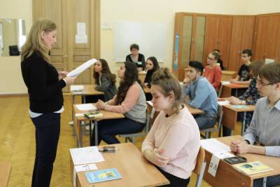Роспотребнадзор: учителя в школах не всегда соблюдают масочный режим - abnews.ru
