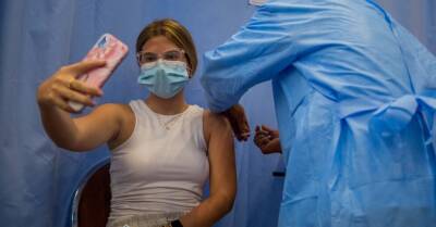 На этой неделе по рабочим дням прививались в среднем 4124 человека - rus.delfi.lv - Латвия