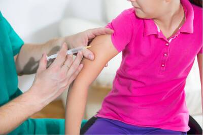 Более тысячи подростков прошли вакцинацию от коронавируса в Петербурге - spb.mk.ru - Санкт-Петербург