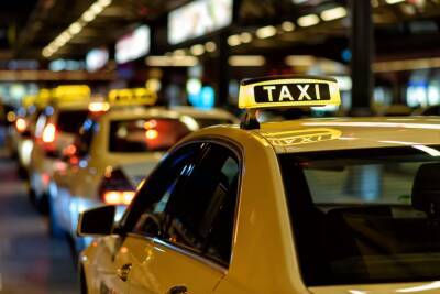 В Новосибирске стоимость такси упала почти в два раза в феврале 2022 года - runews24.ru - Новосибирск