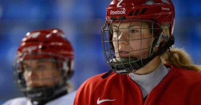 Две российские хоккеистки сдали положительные тесты на COVID в Пекине - ren.tv - Россия - Пекин