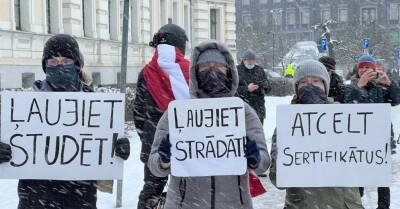Алдис Гобземс - ФОТО, ВИДЕО: Противники ковидных ограничений провели акции протеста в Риге - rus.delfi.lv - Канада - Латвия - Рига