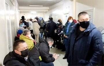 Жители Борисова ждут приема к врачу в гигантских очередях по 6-7 часов - charter97.org - Белоруссия