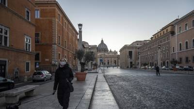 В Италии с 11 февраля отменяют обязательное ношение масок на открытом воздухе - russian.rt.com - Италия
