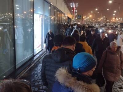 Петербуржцы мерзнут в длинной очереди в петербургскую IKEA (фото) - rosbalt.ru - Россия - Санкт-Петербург - Украина