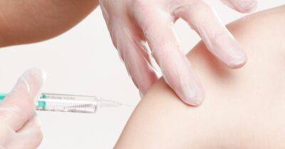 В Литве людей из группы риска начали прививать четвертой дозой вакцины от Covid-19 - rus.delfi.lv - Латвия - Литва