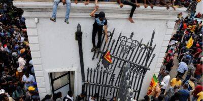 Протесты на Шри-Ланке. Президент и премьер согласились уйти в отставку, число пострадавших выросло до 55 человек - nv.ua - Украина - Шри Ланка