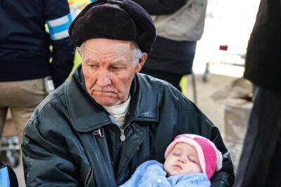 Убаюкивал внучку и прославился: история украинского дедушки из вирусного видео получила хеппи-энд - unian.net - Украина