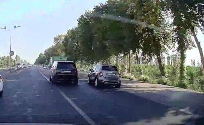 В соцсетях завирусилось видео, где водитель дорогого внедорожника "выкидывает" с трассы авто, которые вовремя не уступили ему дорогу - podrobno.uz - Узбекистан - Ташкент