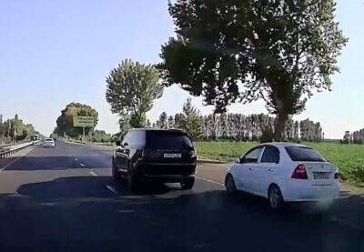 Правоохранители установили личность водителя дорогого внедорожника, который "выталкивал" автомобили с дороги - podrobno.uz - Украина - Узбекистан - Ташкент
