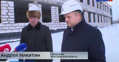 Каска на норковой шапке: российский губернатор вышел на люди с мужчиной в странном наряде (ФОТО) - dsnews.ua - Россия