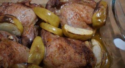 Получаются очень сочными и мягкими: рецепт куриных бедрышек, которые запекаются с яблоками - hyser.com.ua - Украина