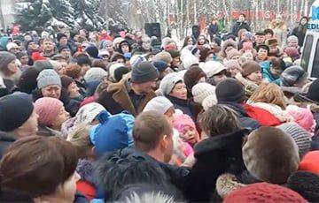 Россияне в Курске устроили массовую драку за бесплатные конфеты - charter97.org - Россия - Белоруссия - Курск