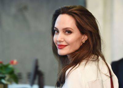 Анджелина Джоли - Анджелина Джоли сделала мастэктомию – врач рассказал, зачем удаляют молочные железы - apostrophe.ua - Украина