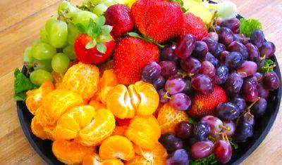 Содержат массу витаминов и минералов: диетолог назвал самые полезные фрукты и ягоды - ukrainianwall.com - Украина