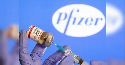 Дает осложнения на сердце: в США обвиняют Pfizer в введении общественности в заблуждение относительно вакцины против COVID-19 - fakty.ua - Украина - Сша - штат Канзас