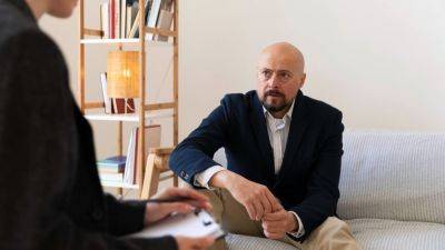 Психотерапевт рассказал, какие сокровенные жалобы озвучивают на его диване мультимиллионеры - 24tv.ua